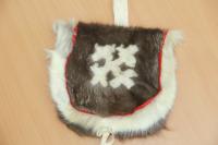 «Традиционная хантыйская мужская сумочка из меха оленя».